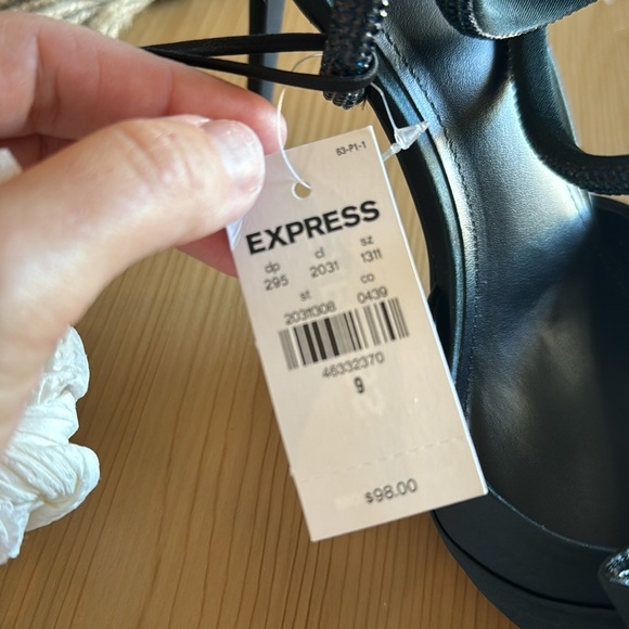 Dark green heels with bows. Size 9. - Picture 2 of 5